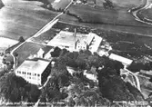 Flygfoto över Anderstorps fabriker i Lindome (färgeriet och spinneriet).