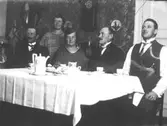 År 1925 på Fässbergsgatan 31 i Toltorpsdalen. Från höger: pappa, morbror, moster, mamma, morbror Anton. Förvärvat från Holger Hansson, Toltorpsdalen.