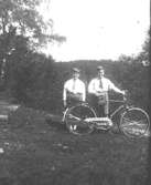 Toltorpsdalen i Mölndal. Två pojkar och en cykel.