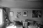 Bostadshus Roten M 10, okänt årtal. Interiörbild av ett rum med bl.a en soffa och en säng.
