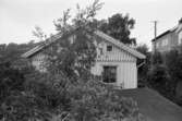 Exteriörbild av bostadshus på Roten M 18 i Mölndals Kvarnby, 1972.
Bostadshuset har en kvarvarande 