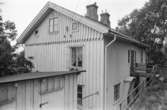 Exteriörbild av bostadshus på Roten M 18 i Mölndals Kvarnby, 1972.
Bostadshuset har en kvarvarande 