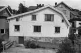 Exteriörbild av bostadshus på Roten M 21 i Mölndals Kvarnby, 1972.
Tomten har en terränganpassad komplicerad planform.