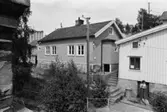 Exteriörbild av bostadshus på Roten M 21 i Mölndals Kvarnby, 1972.
Tomten har en terränganpassad komplicerad planform.