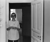 Bostadshus på Roten M 22 i Mölndals Kvarnby som användts som ateljé, 1972. En kvinna finns med på bilden.