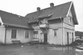 Byggnadsdokumentation inför rivning. Kållereds station på Våmmedal 3:135 i Kållereds centrum, februari 1991. Relaterade motiv: 1991_1537 - 1578.