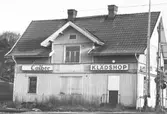 Byggnadsdokumentation inför rivning.


Utsikt mot Kållereds stations köksfönster på Våmmedal 3:135 i Kållereds centrum, februari 1991.