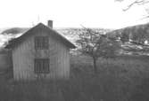Bostadshus på Tållered 1:8 i Tållered, februari 1991.
Fastigheten ägdes av Werner Karlsson (död 1990).
