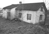 Bostadshus på Tållered 1:8 i Tållered, februari 1991.
Fastigheten ägdes av Werner Karlsson (död 1990).
