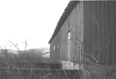 Uthus på Tållered 1:8 i Tållered, februari 1991.
Fastigheten ägdes av Werner Karlsson (död 1990).