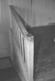 En bit av ett trappräcke som tillhör bostadshuset på Våmmedal 2:9, 3:2 och 3:3 i Kållered, september 1991.