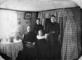 Fr v: Maria Eriksson (1840-1925), Josefina Eriksson (1856-1928) och Anna Carlsson (1872-1955). Längst fram står Märta Persson (fosterbarn). Anna arbetade som piga hos Maria och Josefina. 1900-tal.