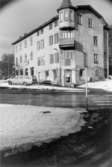 Byggnad vid Trädgårdsgatan utanför Papyrus port, 1980-tal. I huset fanns Rasmussons speceriaffär och där bodde Dr Malmström. Huset revs i juni 1987.