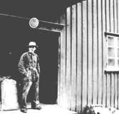 Mjölnaren Ernst Ellerot vid lastbryggan utanför Ålgårdsbacka kvarn. Fotograf och årtal är okänt.