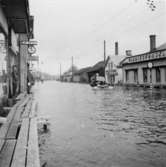 Kl 11.00 på förmiddagen. Översvämning på Göteborgsvägen vid biografen Grand i Mölndalsbro, omkring 1940.