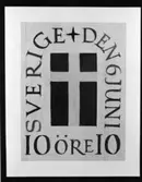Frimärksförlaga till frimärket Svenska flaggans dag (utgivet 6/6) 1955. Två stycken olika frimärken utgivna till 50-årsminnet av den nya ljusare flaggan som ej har unionsmärke. Foto 15/11 1967. Konstnär: Mark Sylwan. Ej uttagna förslag. Förslag med motiv svenska flaggan, i gul, blå och grå täckfärg.
Valör 10 öre.