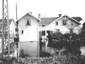 Översvämning i Mölndalsbro omkring 1920. Göteborg-Bohus läns sparbanks hus, på Kungsbackavägen 1, sett bakifrån.