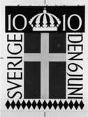 Förslagsteckning till frimärket Svenska Flaggans dag (utgivet 6/6) 1955. Två stycken olika frimärken utgivna till 50-års-minnet av den nya ljusare flaggan som ej har unionsmärke. Konstnär: Olle Olsson. Motto: 