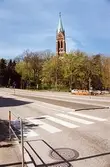 Fässbergs kyrka från Frölundagatan. Jacobssons järnhandel är riven. Frölundagatan bytte namn till Storgatan. Taget 30 april 1989.