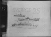 Ej realiserade förslag till frimärket Sjöpost, utgivet 10/2 1958. Till erinran om de flerhundraåriga sjöpostförbindelserna över Nordatlanten samt helikopterposten i Stockholms skärgård.
Konstnär: Bertil Kumlien. Blyertsteckning, som nedanstående, med kalkérpappret uppvikt. 
Valör 25 öre.