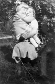 Inga-Lill Lipovsék, 5 år, i famnen på sin mor, år 1952. Inga-Lill bodde på Stretereds vårdhem från två års ålder till vuxen ålder.
