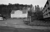 Huset rakt fram var tidigare Liveredsskolans (nuvarande Östergårdsskolan) lärarebostad på Streteredsvägen 59 i Kållered år 1991.