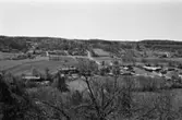 Vy från Börsåsberget över Hällesåkersby, 1991.