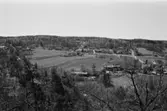 Vy från Börsåsberget över östra delen av Hällesåkersby, 1991.