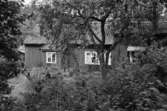 Ett bostadshus (mangårdsbyggnad) med snickeri. Skräppholmen 2:13 i Lindome, 1991.