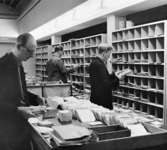 Försortering i brevbärarexpeditionen, på postkontoret Motala 1.  Foto 30/10 1958.