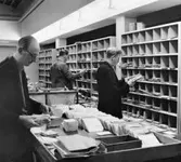 Försortering i brevbärarexpeditionen, på postkontoret Motala 1.  Foto 30/10 1958.