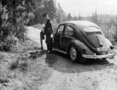 Lantbrevbäraren Gert Stjernqvist lämnar post i brevlåda i Kärraboda.  Stjernqvist vikarierade som biläkande lantbrevbärare på linjen Lönsboda-Duvhult.

Foto maj 1961.