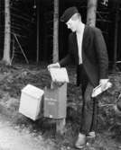 Post lämas i Ekön. Vikarierande bilåkande lantbrevbäraren Gert Stjernqvist, på linjen Lönsboda-Duvhult.

Foto maj 1961.