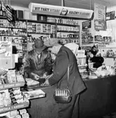 Post lämnas till handlanden Albin Svensson i Tosthult av lantbrevbärare Cyril Falk.