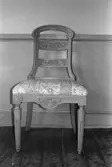 Antikvarisk storstädning på Gunnebo slott 1992. En stol som står vid en väggpanel.