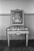 Antikvarisk storstädning på Gunnebo slott 1992. En stol som står vid en väggpanel.