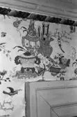 Antikvarisk storstädning på Gunnebo slott 1992. En väggmålning av kinesisk karaktär.