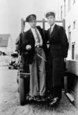På postgården i Bollnäs 1940, provkör brevbärarna Anders
Bergqvist och Rudolf Larsson den nya elektriska trucken.