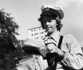 Kvinnlig brevbärare i Stockholm 1944.