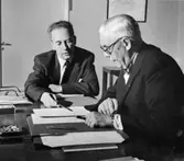 Brevbäringsutredningen på postdirektionen i Linköping, 1958. Överkontrollör Arne Häggbom, t.v. och ordföranden i utredningen postdirektör Axel Enger t.h.