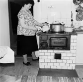 Lisa Honkavaara kokar kaffe vid 