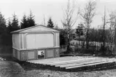 Friluftsteater med sittbänkar framför.
Folkets park i Kikås, 1940-talet.
