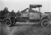 Chauffören Viktor Karlsson i en lastbil vid Forsåkers fabriker i Forsåker, cirka 1900-1910.