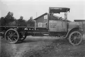 Chauffören Viktor Karlsson i en lastbil vid Forsåkers fabriker i Forsåker, cirka 1900-1910.