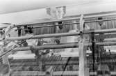 Fabriken Eiser, 1950. Eiser ingick i bolaget Sveriges Förenade Trikåfabriker Avd. G. Kallades Stora Götafors i folkmun.
Stickmaskiner i rad, kallas Kettenstolar stickar 1000 varv per min, nylonväv på 2 m, bredd.
 Med arbetare.

Bilden är hämtad ur boken 