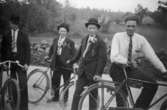 Bröderna Gustaf, Erik och Arvid Svensson med kompisen John Sundberg på cykeltur till dansbanan, 1930.