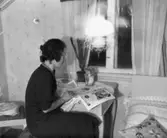 Sonja sitter dagen efter sin bröllopsdag på rummet, 
den 15 december 1940.