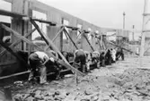 Albert Persson på bygge i Göteborg troligtvis vid hamnen, 1940-talet.