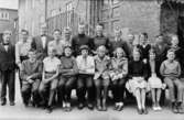 Skolfoto över Leif-Åke Garthmans sjätte klass läsår 1955-56 på Kvarnbyskolan. Åke Baaz är lärare.