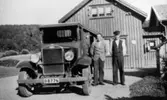 På 1920-talet bytte Anderstorps fabriker ut hästtransporterna  mot biltransport. Här står chaufför Robert Börjesson vid den första bilen. Bredvid står lasthjälpare Erik Göransson.